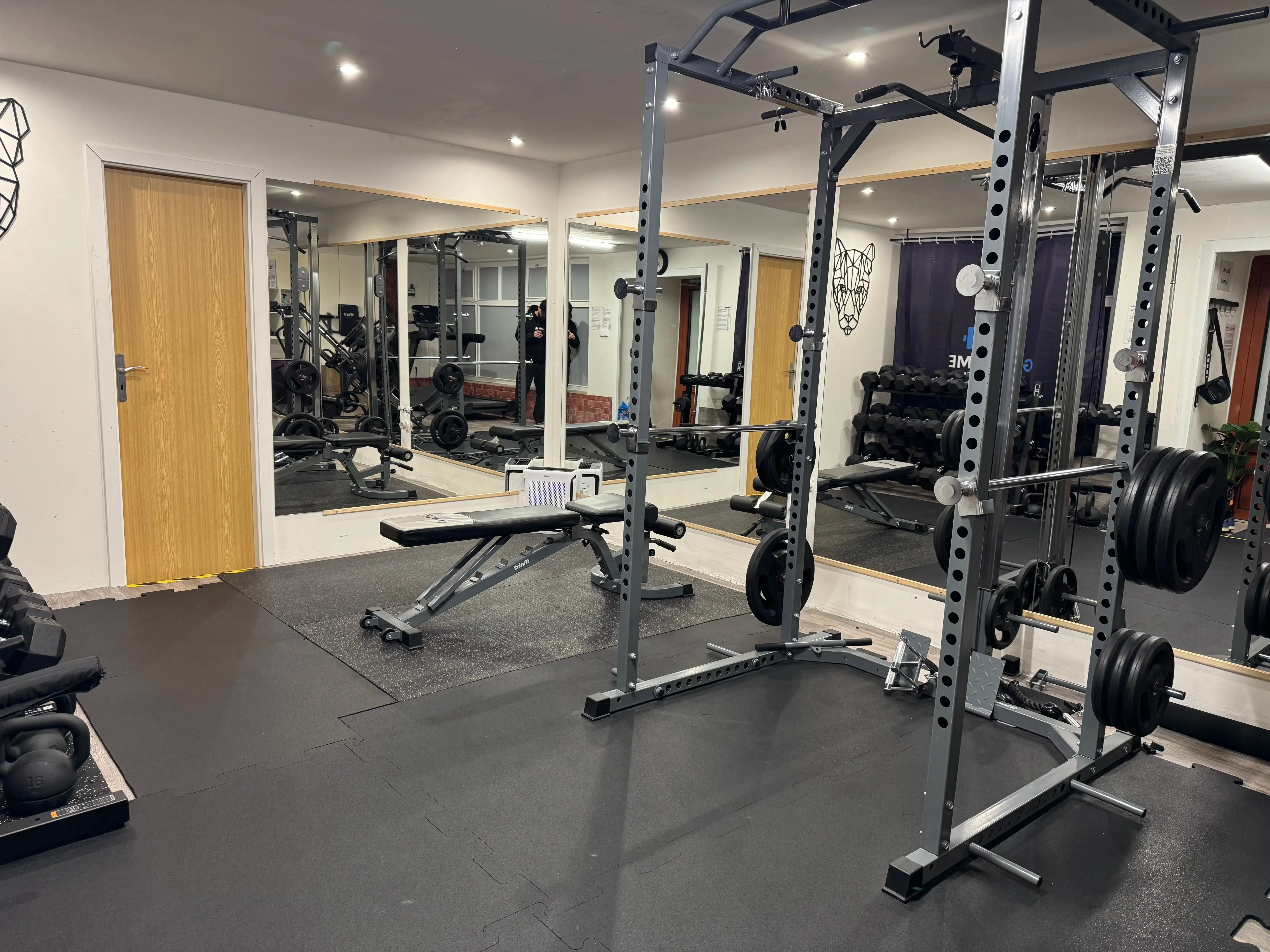 Vybavená posilovací klec s lavicí a adaptéry na kladku vám umožní bezpečně procvičit celé tělo. Ideální volba pro silový trénink, dřepy, bench press i přítahy.